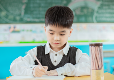 华裔孩子写汉字，你永远想不到孩子下一笔落在什么地方